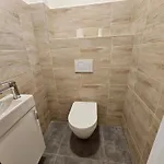 Apartamento Dům Se Dvěma Byty, Zahrada, Wifi, Netflix A Parkování Zdarma, Klidná část Hradce Králové