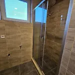 Dům Se Dvěma Byty, Zahrada, Wifi, Netflix A Parkování Zdarma, Klidná část Hradce Králové *