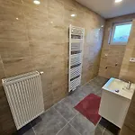 Dům Se Dvěma Byty, Zahrada, Wifi, Netflix A Parkování Zdarma, Klidná část Hradce Králové Apartamento