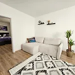 Dům Se Dvěma Byty, Zahrada, Wifi, Netflix A Parkování Zdarma, Klidná část Hradce Králové Apartamento