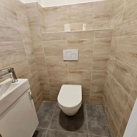 Appartement Dum Se Dvema Byty, Zahrada, Wi-fi A Parkovani Zdarma, Klidna Cast Hradce Kralove