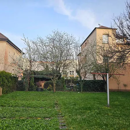 Dum Se Dvema Byty, Zahrada, Wi-fi A Parkovani Zdarma, Klidna Cast Hradce Kralove 公寓 Hradec Králové