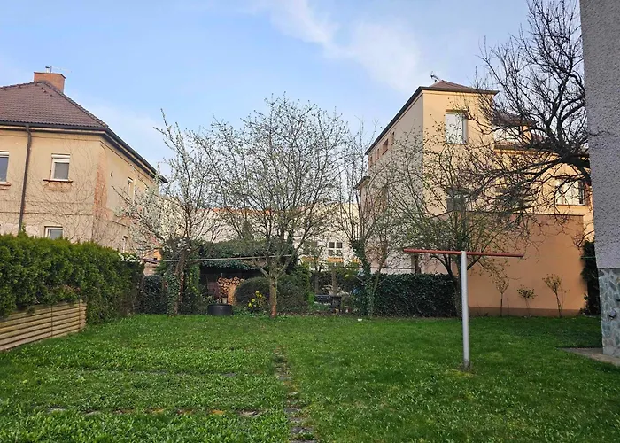Dum Se Dvema Byty, Zahrada, Wi-fi A Parkovani Zdarma, Klidna Cast Hradce Kralove 公寓 Hradec Králové