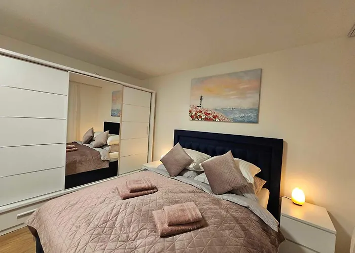 Dum Se Dvema Byty, Zahrada, Wi-fi A Parkovani Zdarma, Klidna Cast Hradce Kralove *